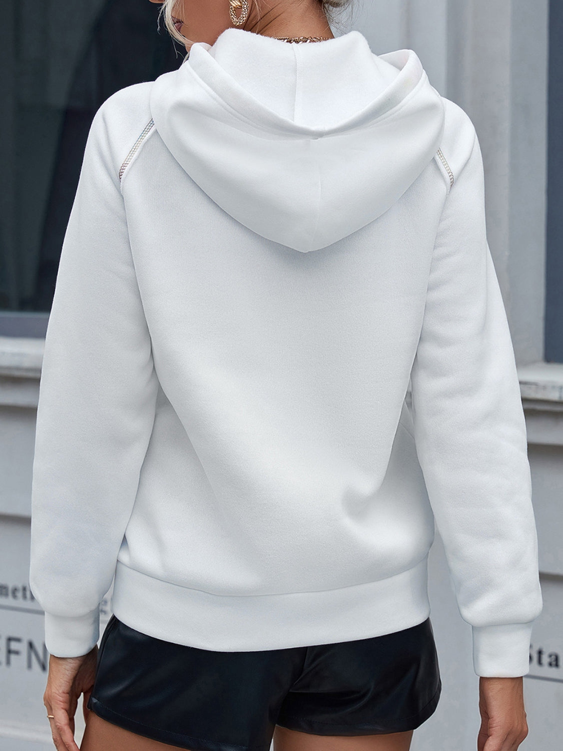 Contrast stitching drawstring raglan sleeve hoodie.