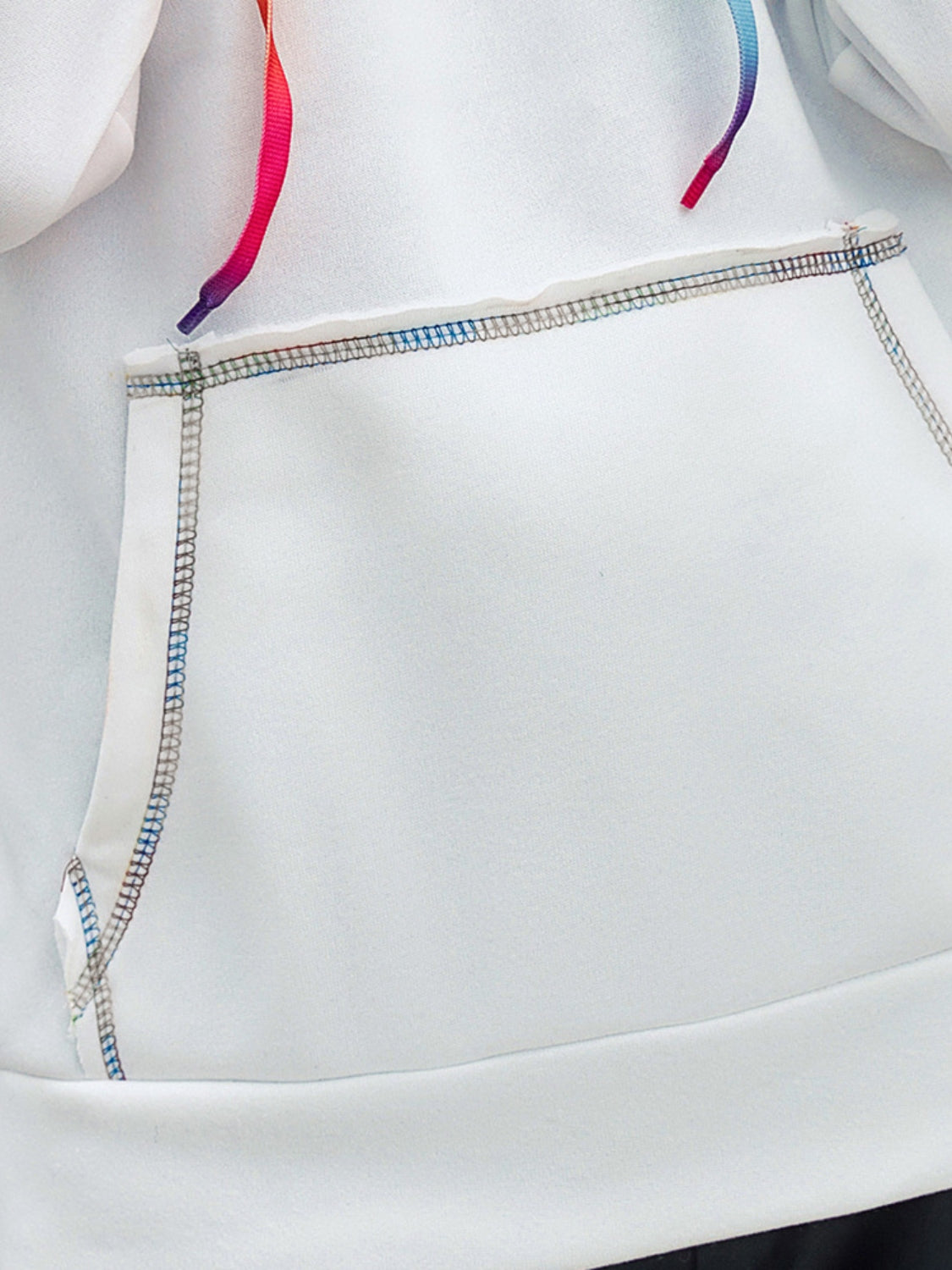 Contrast stitching drawstring raglan sleeve hoodie.