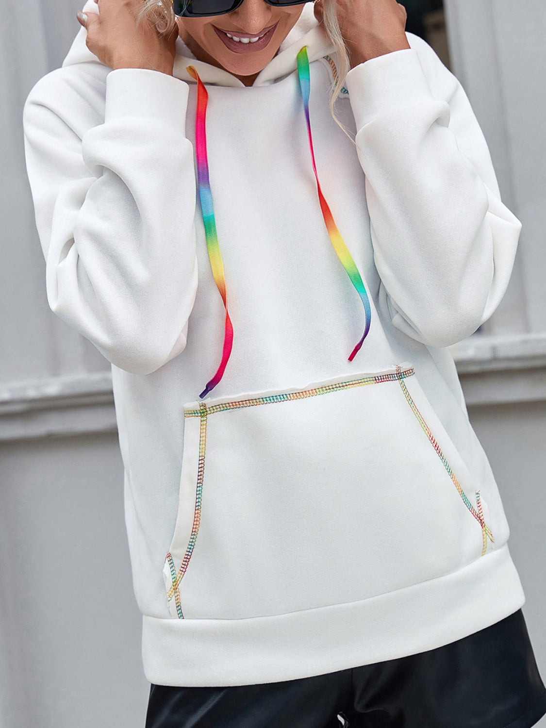 Contrast stitching drawstring raglan sleeve hoodie.