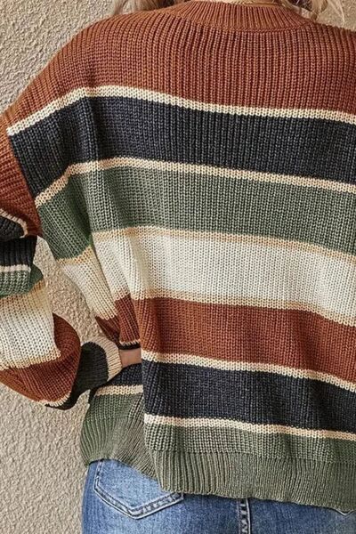 Contrast striped round neck long sleeve sweater.