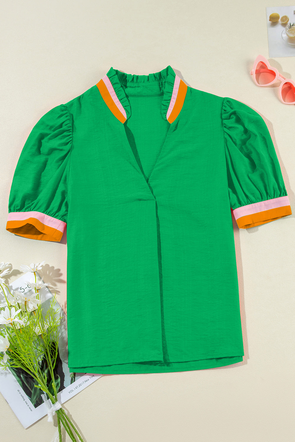 Contrast trim notched short sleeve blouse.