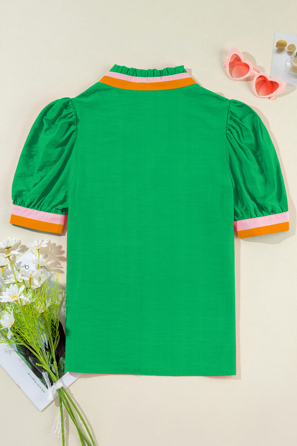 Contrast trim notched short sleeve blouse.