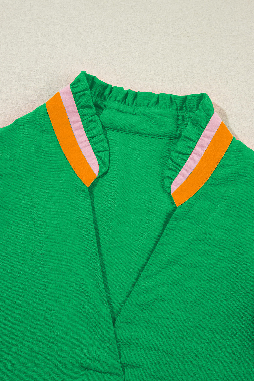 Contrast trim notched short sleeve blouse.