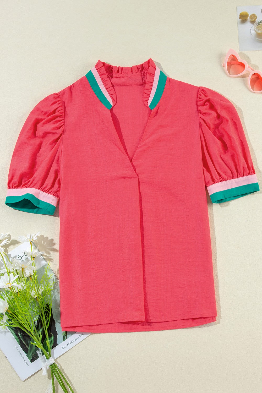 Contrast trim notched short sleeve blouse.