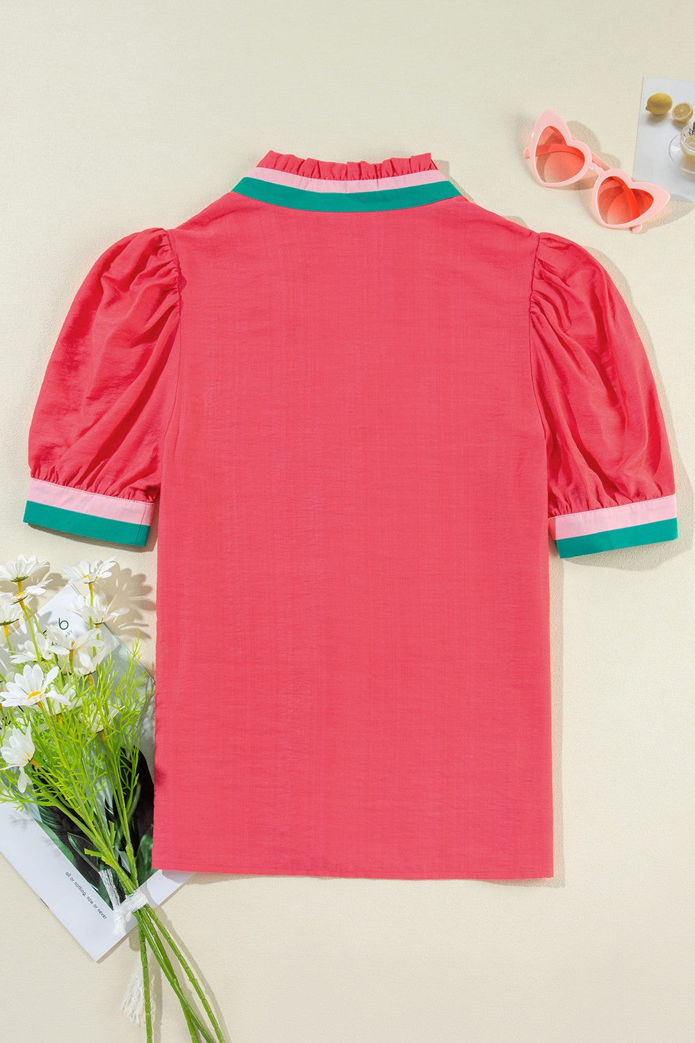 Contrast trim notched short sleeve blouse.