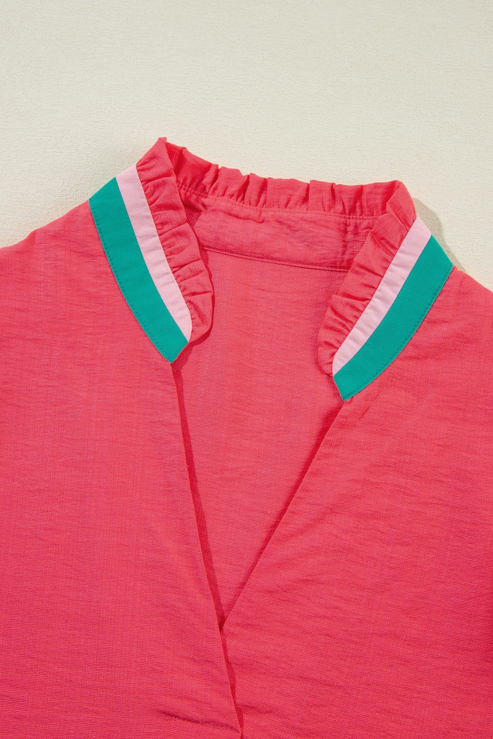 Contrast trim notched short sleeve blouse.