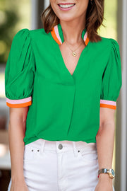 Contrast trim notched short sleeve blouse.