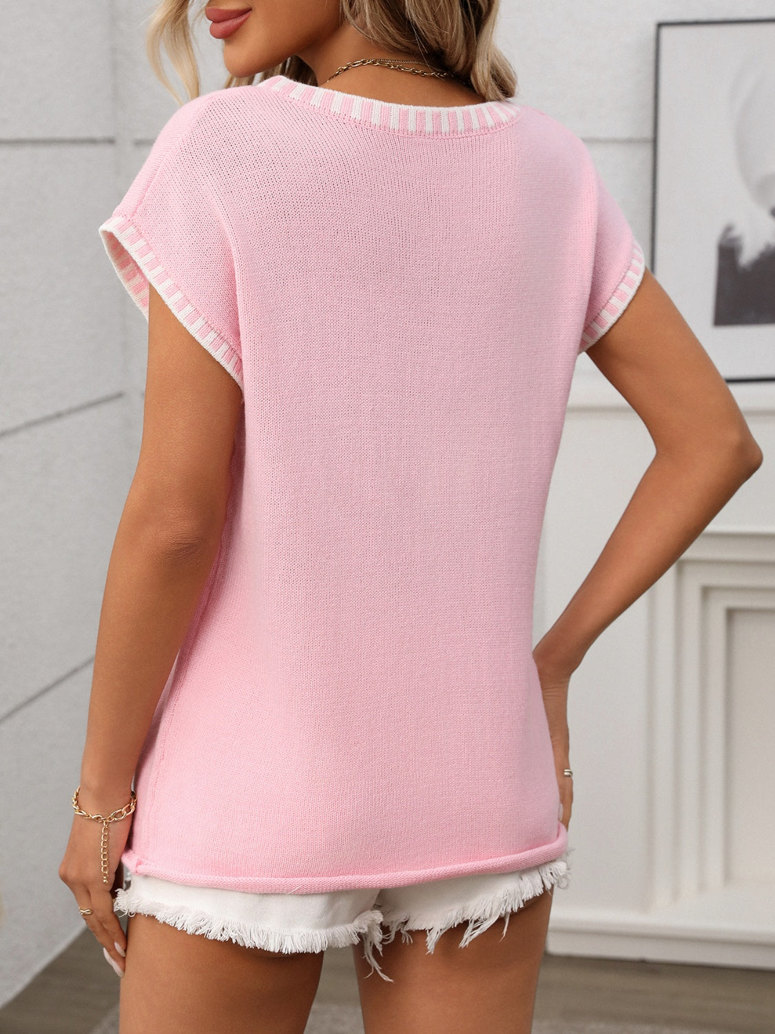 Contrast trim V-neck short sleeve knit top.