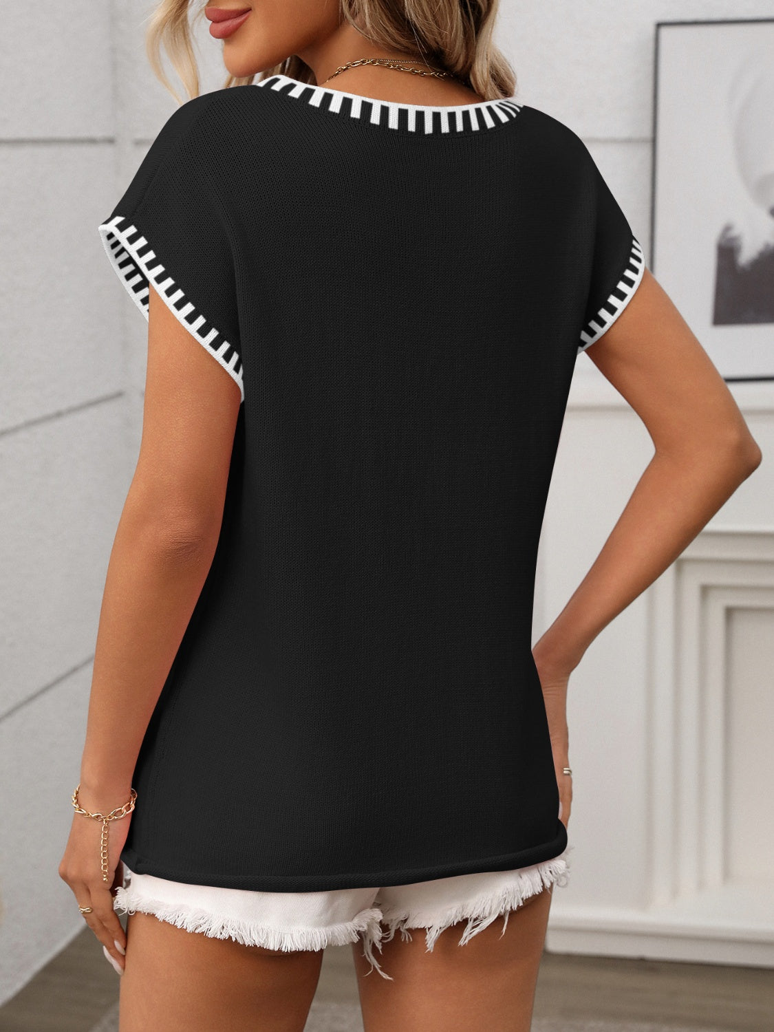 Contrast trim V-neck short sleeve knit top.