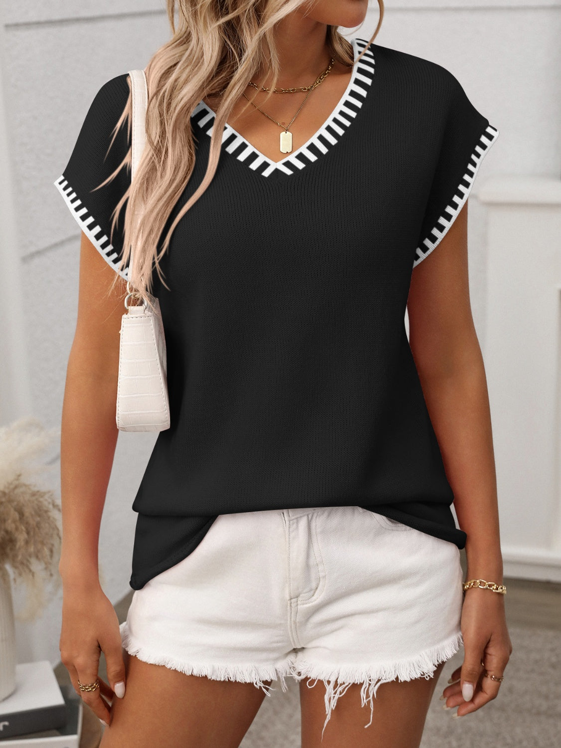 Contrast trim V-neck short sleeve knit top.