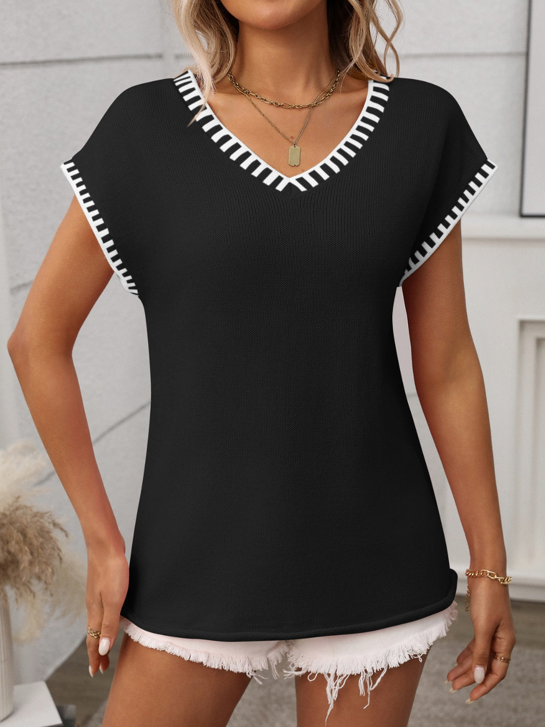 Contrast trim V-neck short sleeve knit top.