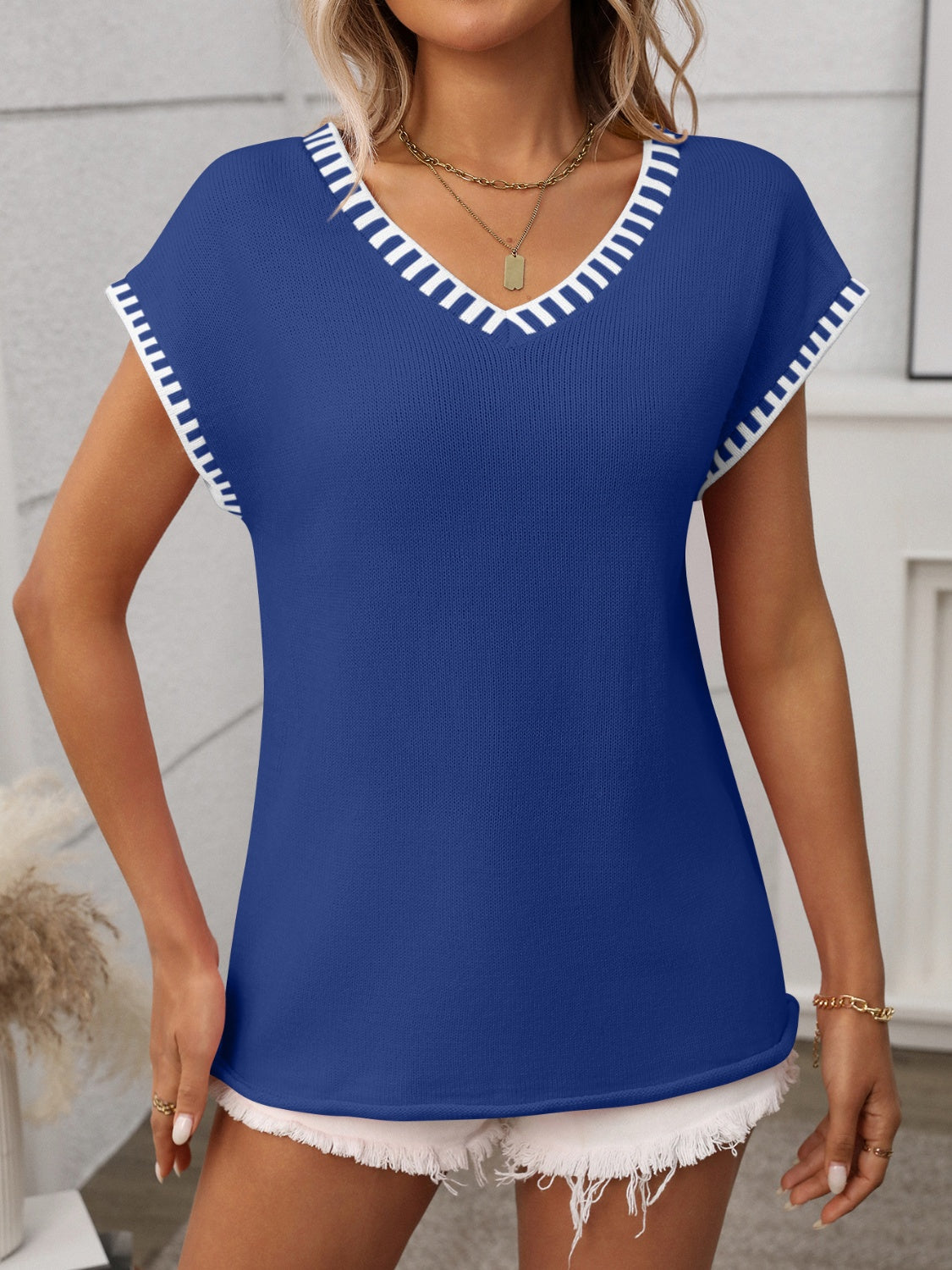 Contrast trim V-neck short sleeve knit top.