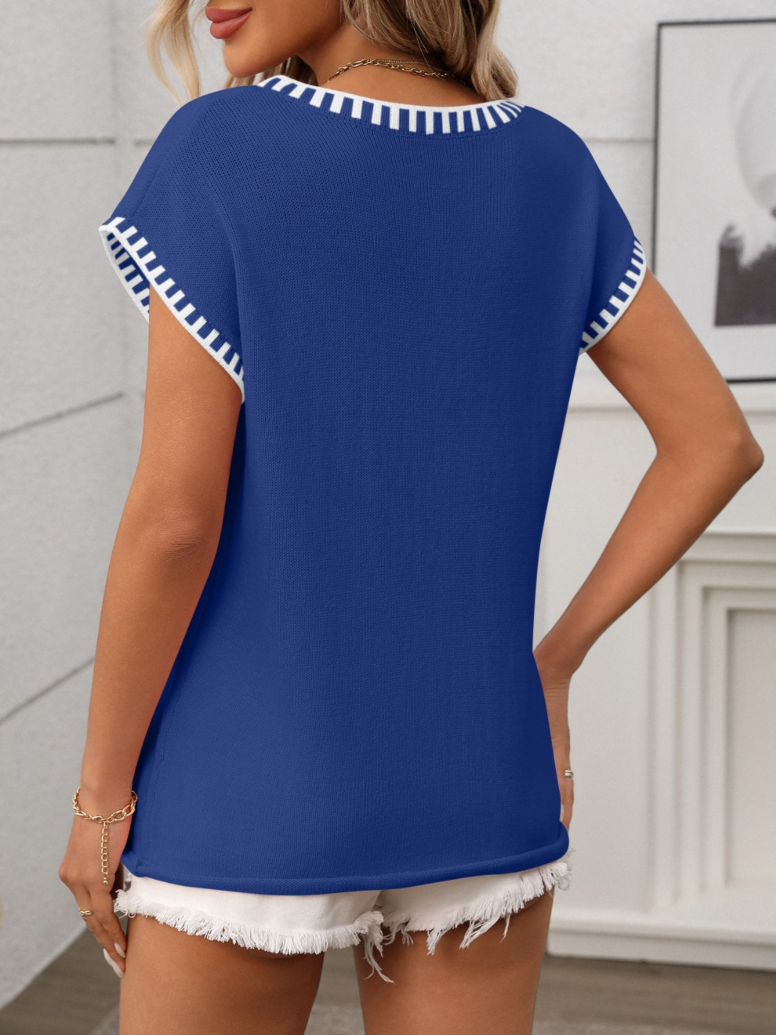 Contrast trim V-neck short sleeve knit top.