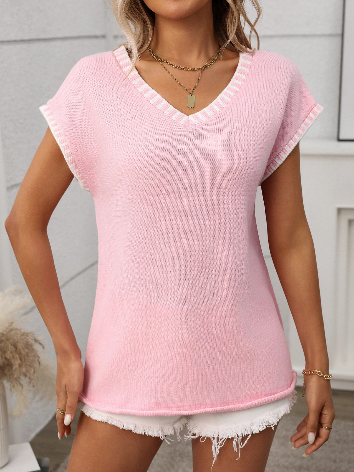 Contrast trim V-neck short sleeve knit top.