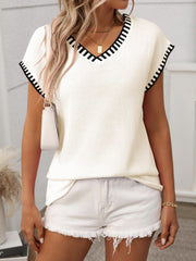 Contrast trim V-neck short sleeve knit top.