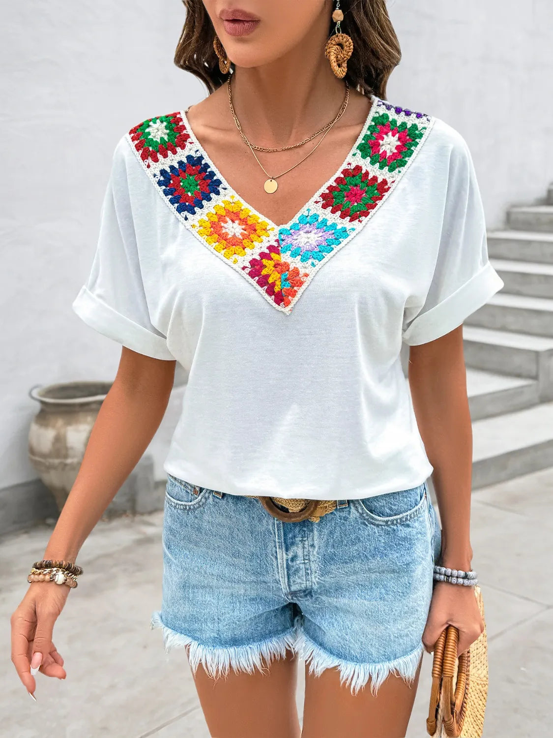 Contrast V-neck short sleeve top with embroidery.