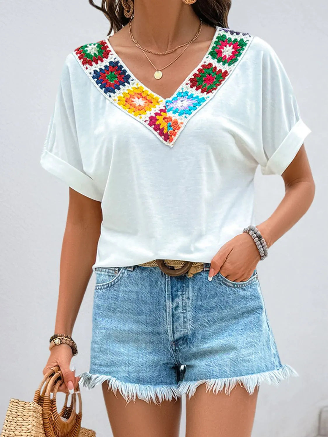 Contrast V-neck short sleeve top with embroidery.