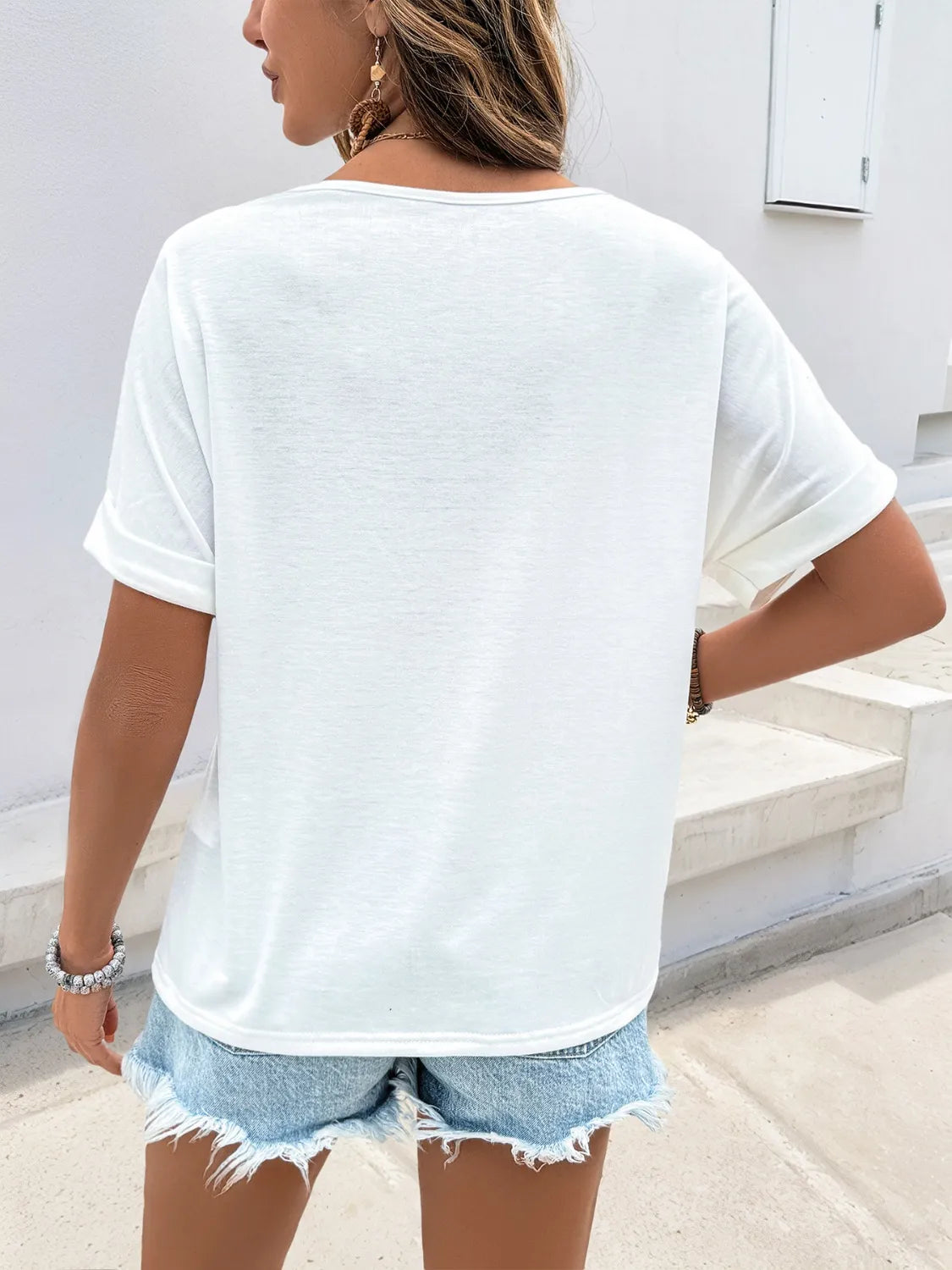 Contrast V-neck short sleeve top with embroidery.