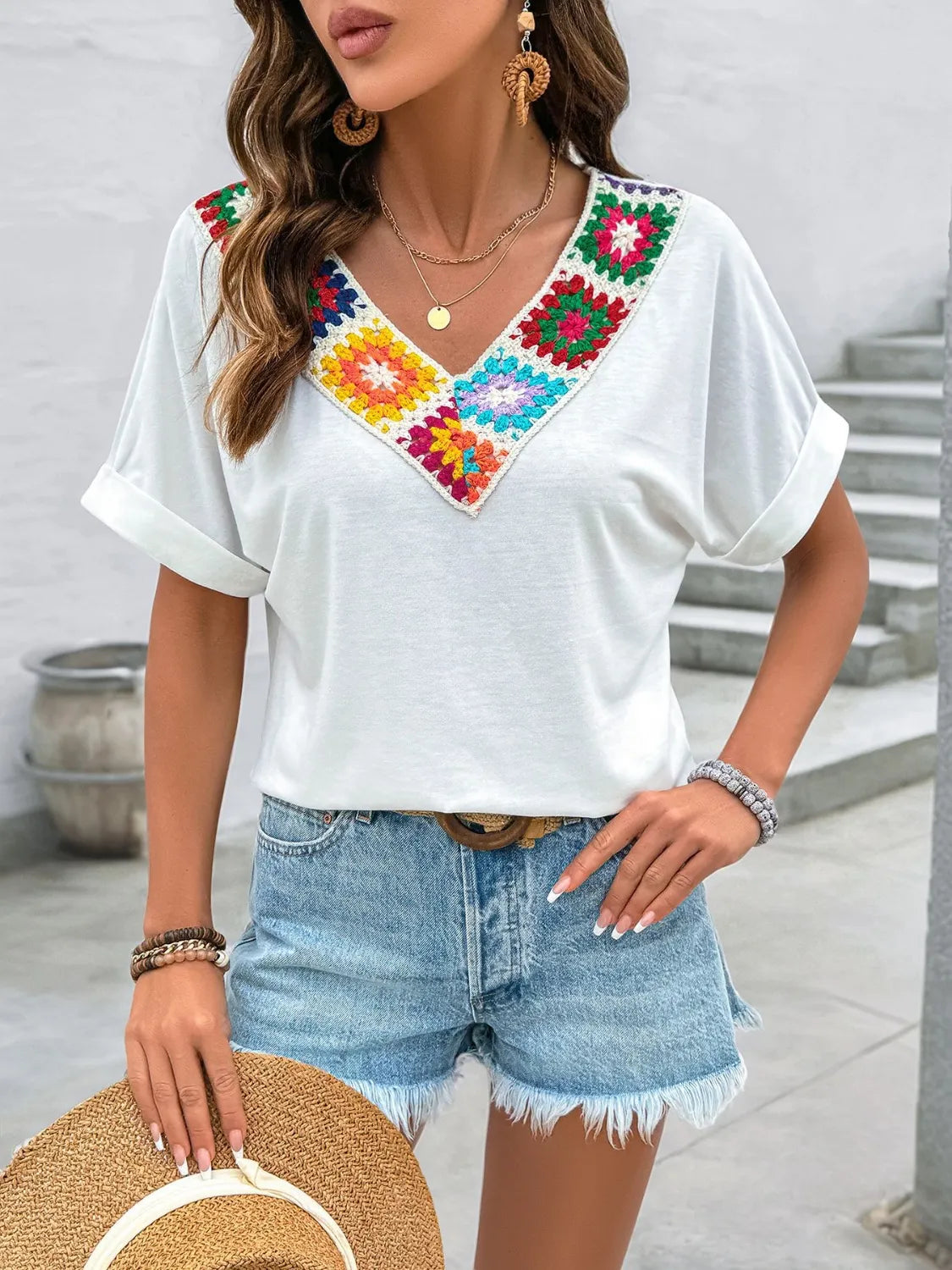 Contrast V-neck short sleeve top with embroidery.