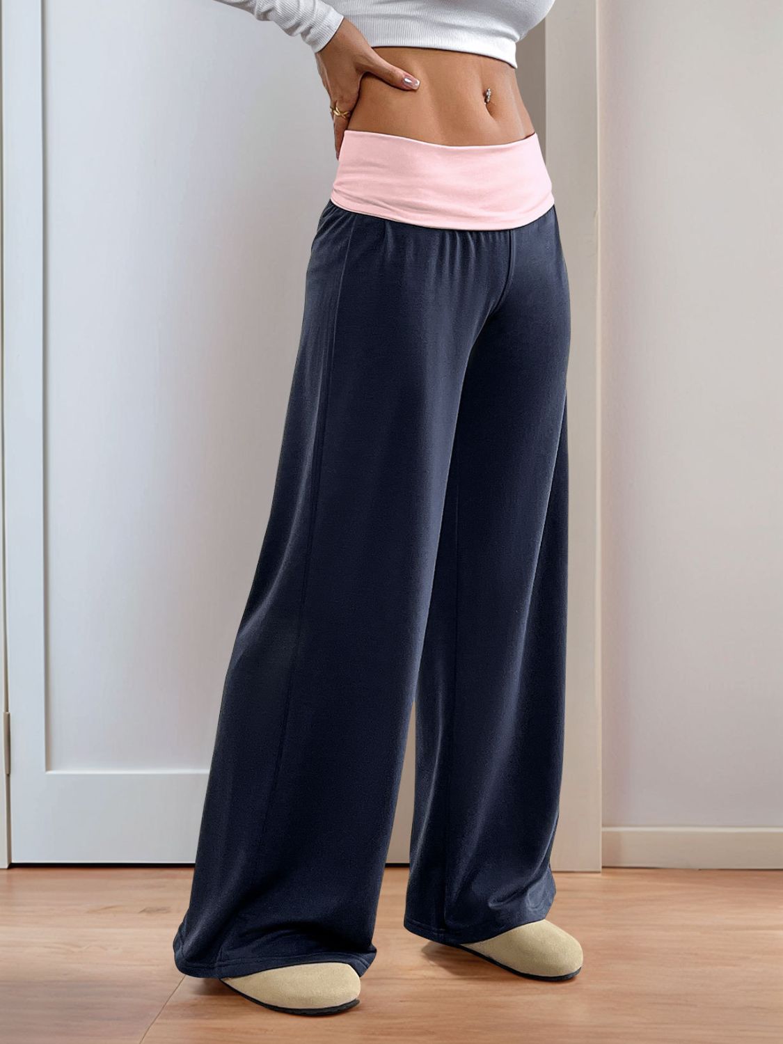 Contrast wide leg pants, opaque.