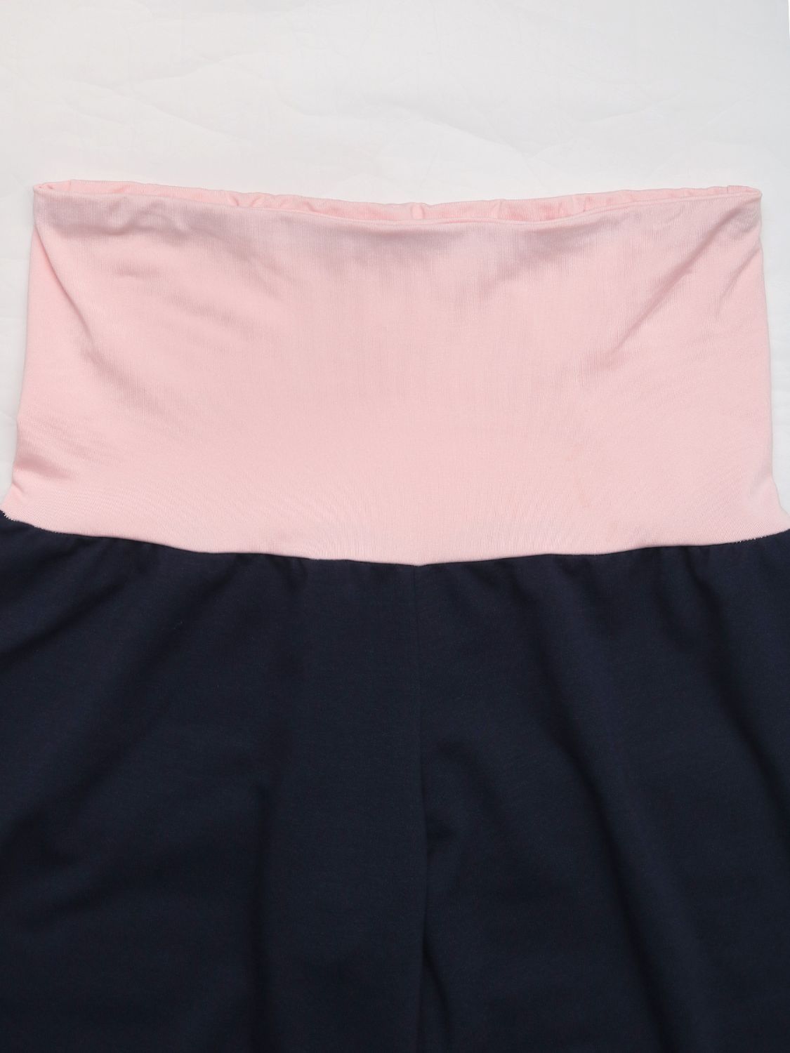 Contrast wide leg pants, opaque.