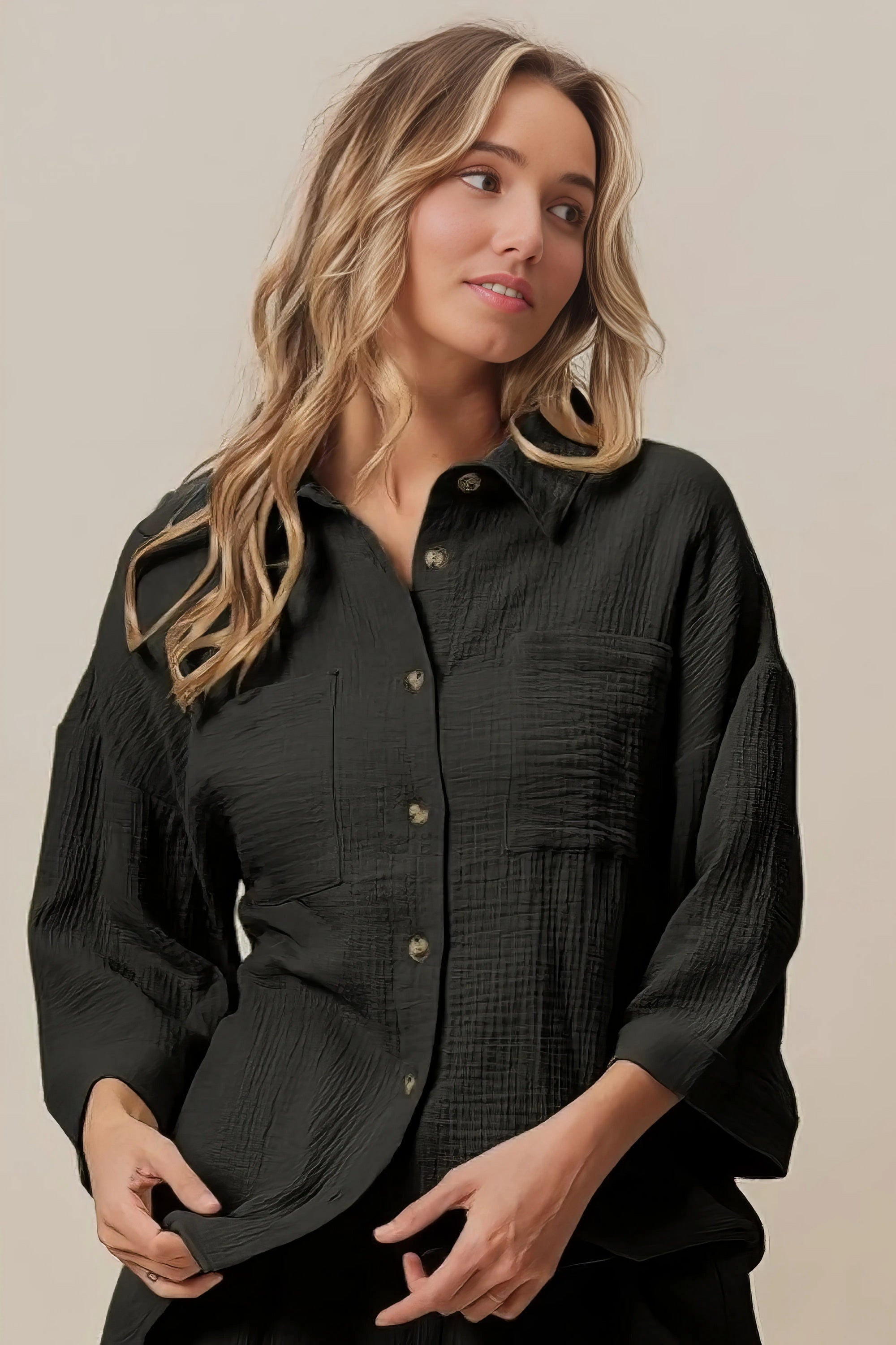 Crinkle gauze shirt and short set, women's breezy two-piece outfit, comfortable lightweight fabric, stylish summer set, buttoned shirt, practical pockets, non-stretch polyester, ideal for relaxed outings, cool and airy fashion