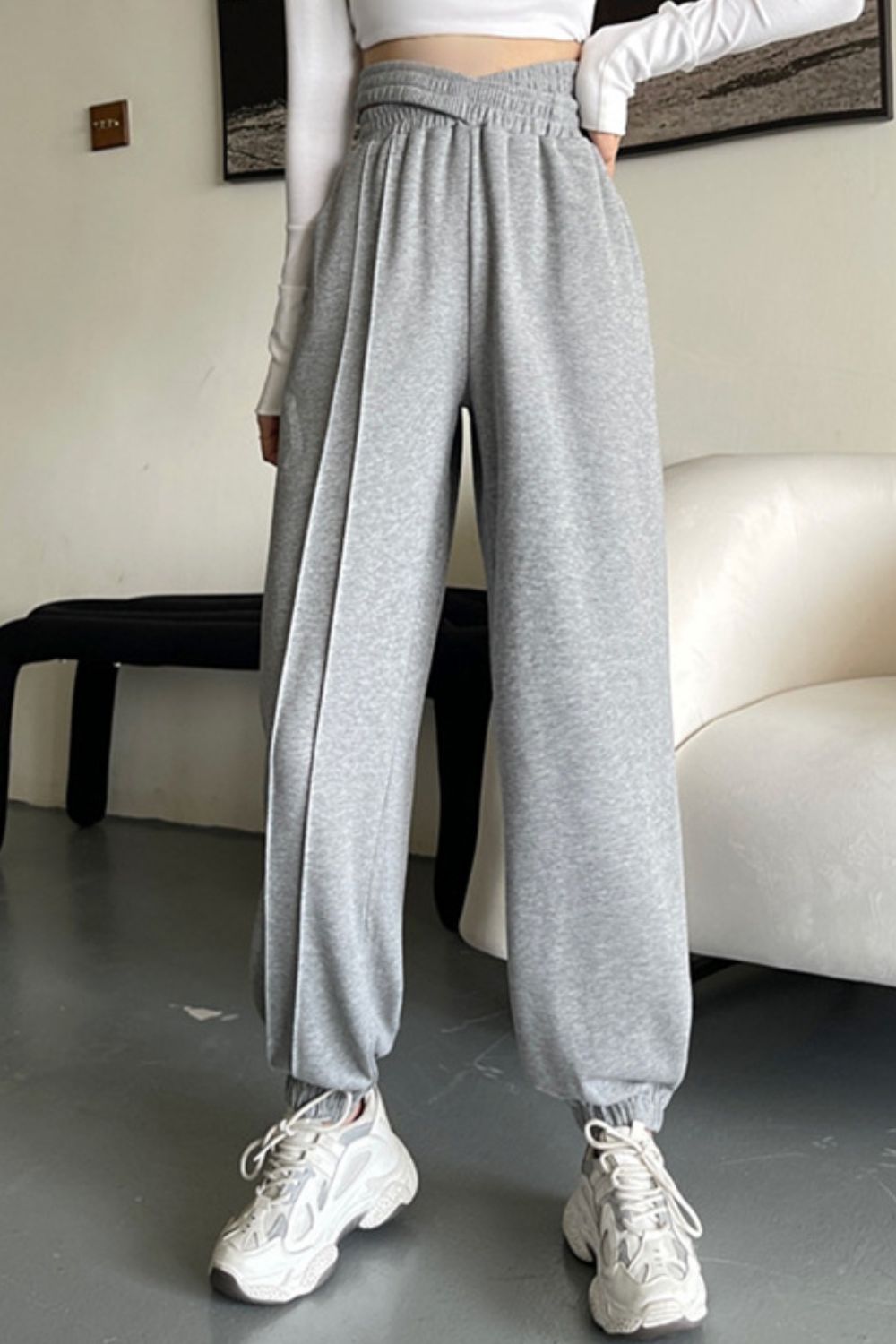 Crisscross long sweatpants, casual style.