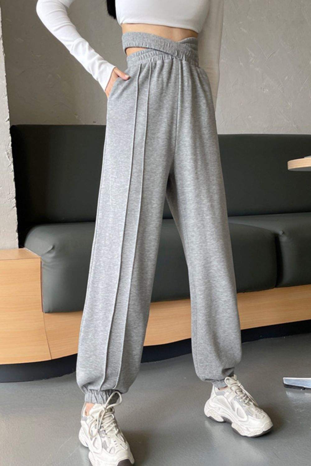 Crisscross long sweatpants, casual style.