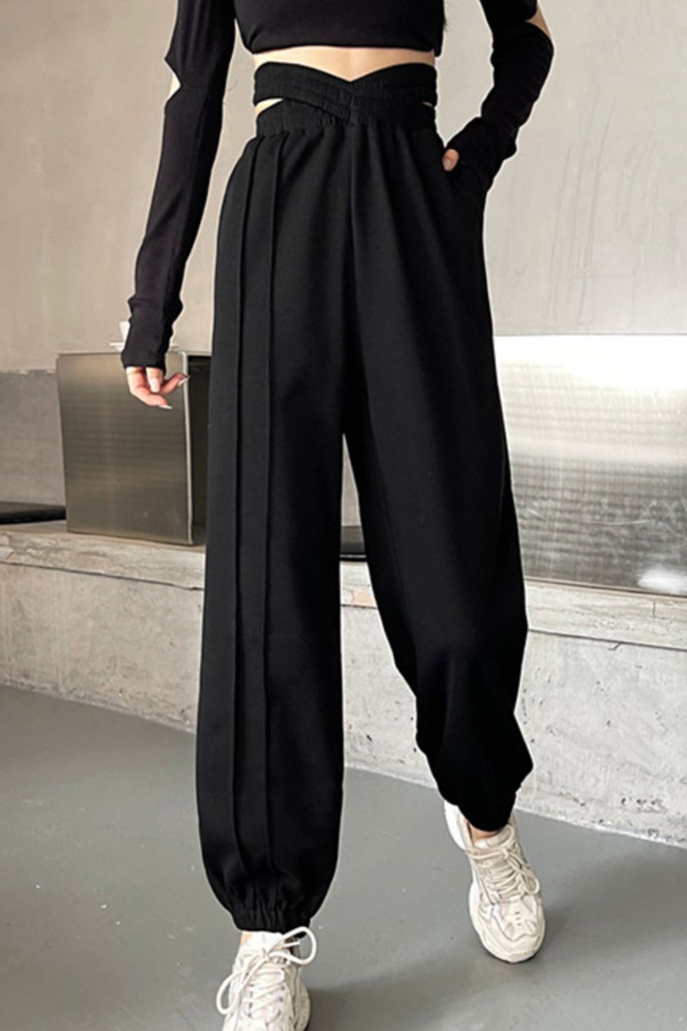 Crisscross long sweatpants, casual style.
