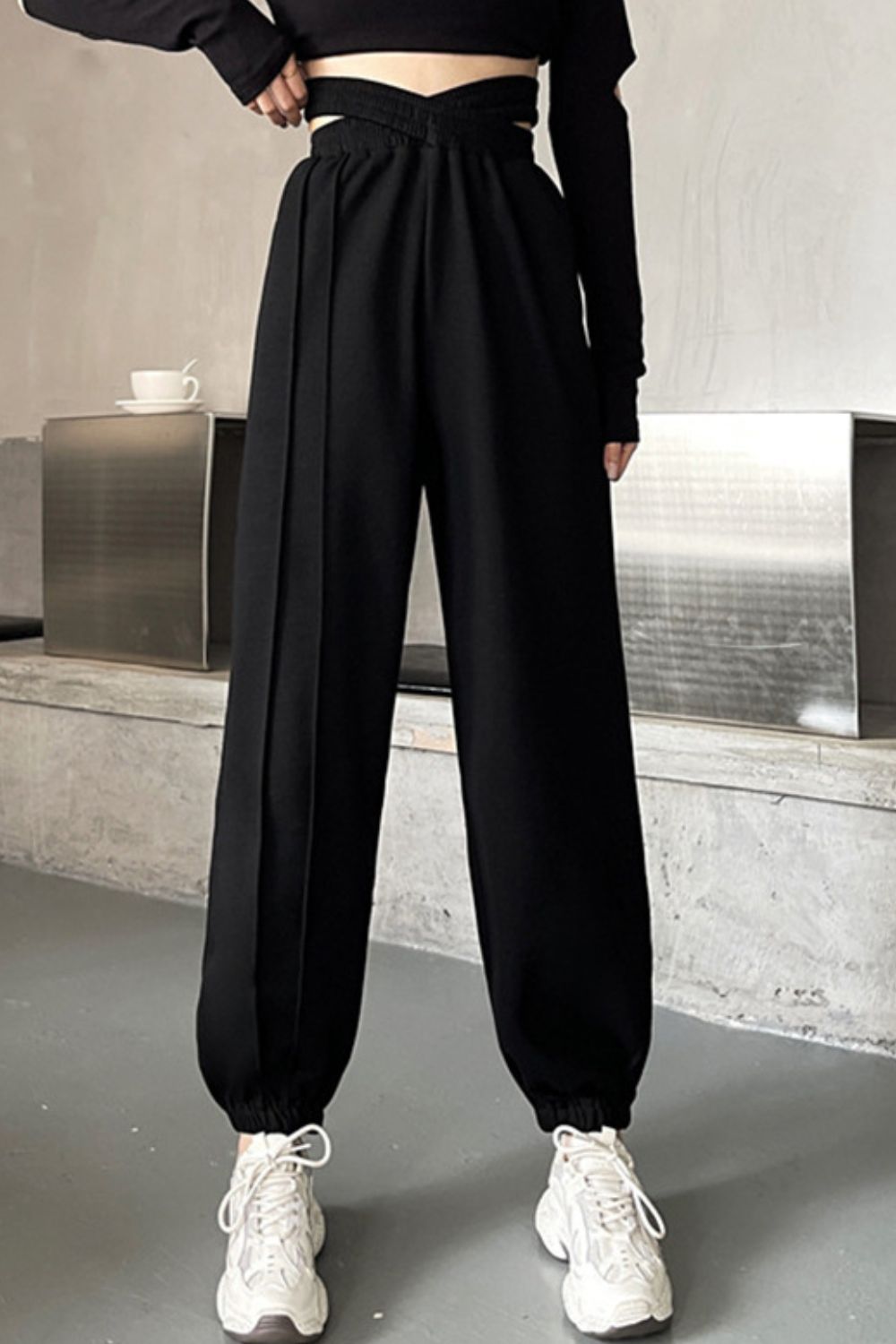 Crisscross long sweatpants, casual style.