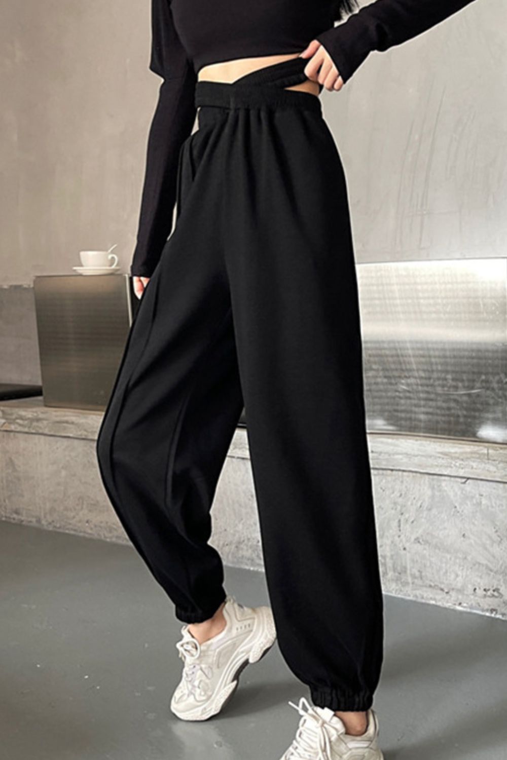Crisscross long sweatpants, casual style.