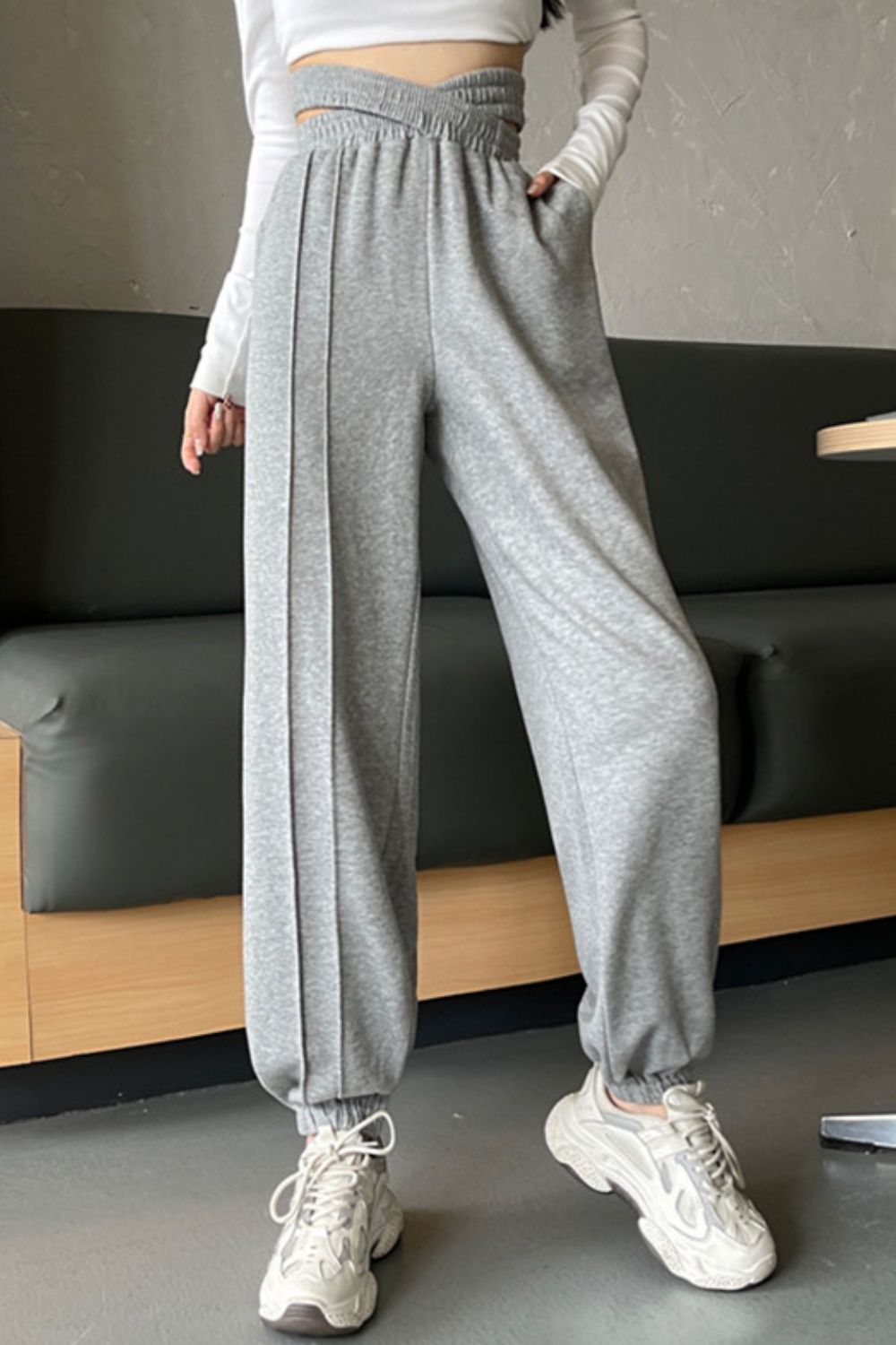 Crisscross long sweatpants, casual style.