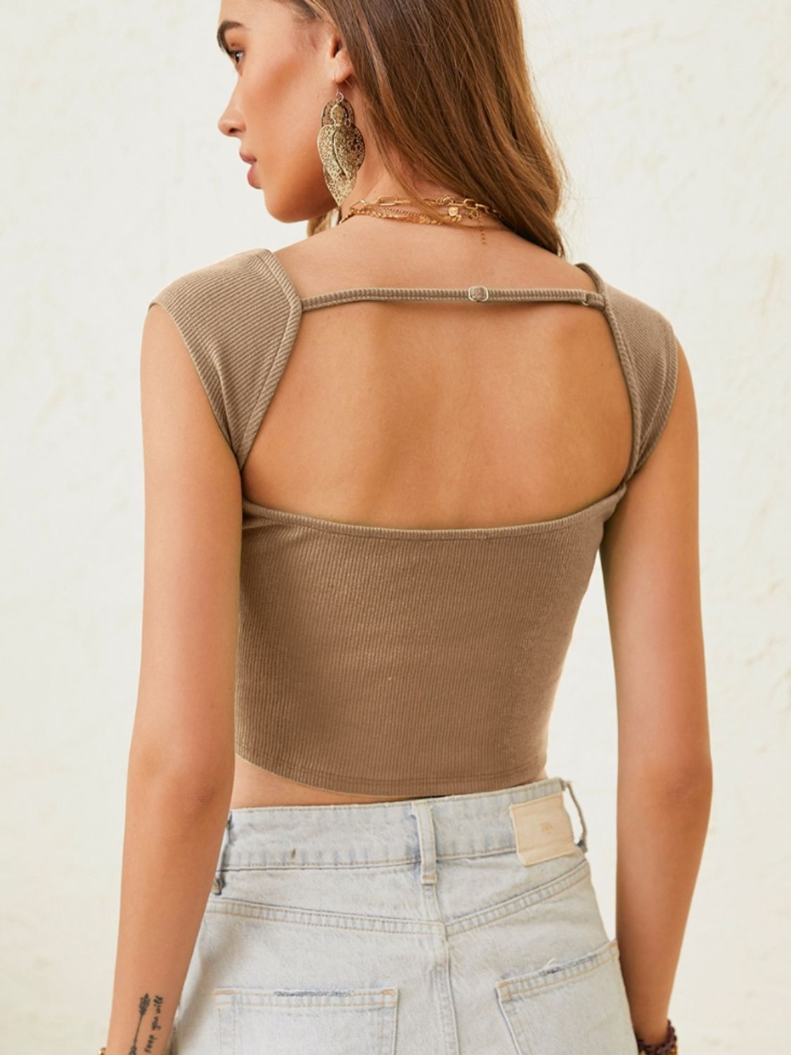 Cutout cap sleeve crop top with ribbed design.