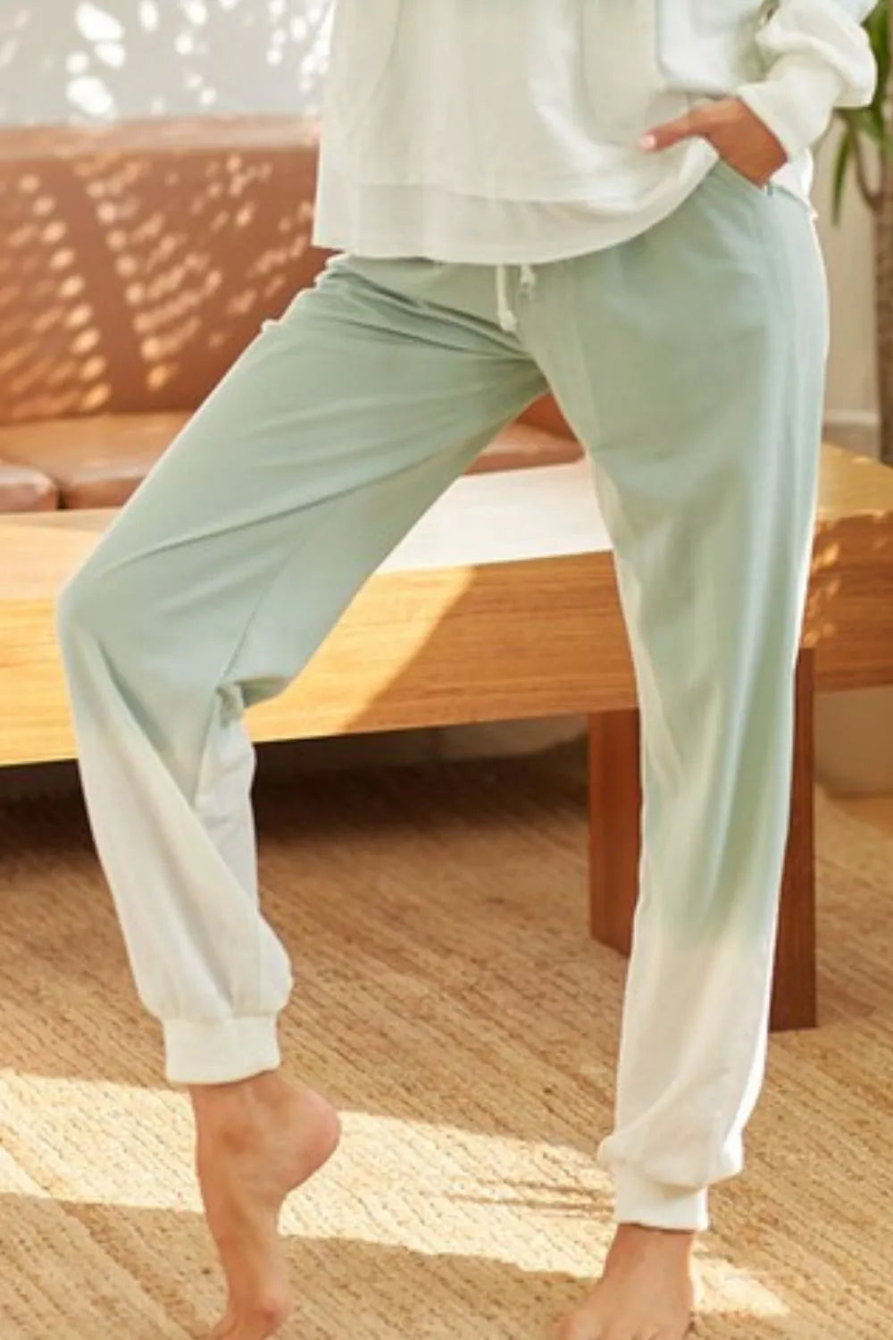 Deep dye knit pants with drawstring and pockets.