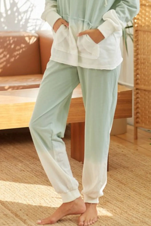 Deep dye knit pants with drawstring and pockets.