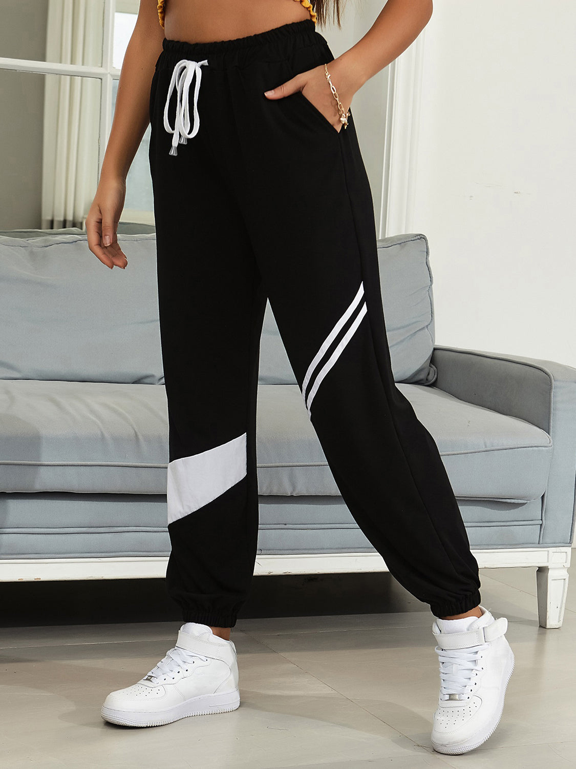 Drawstring contrast joggers with pockets, opaque.