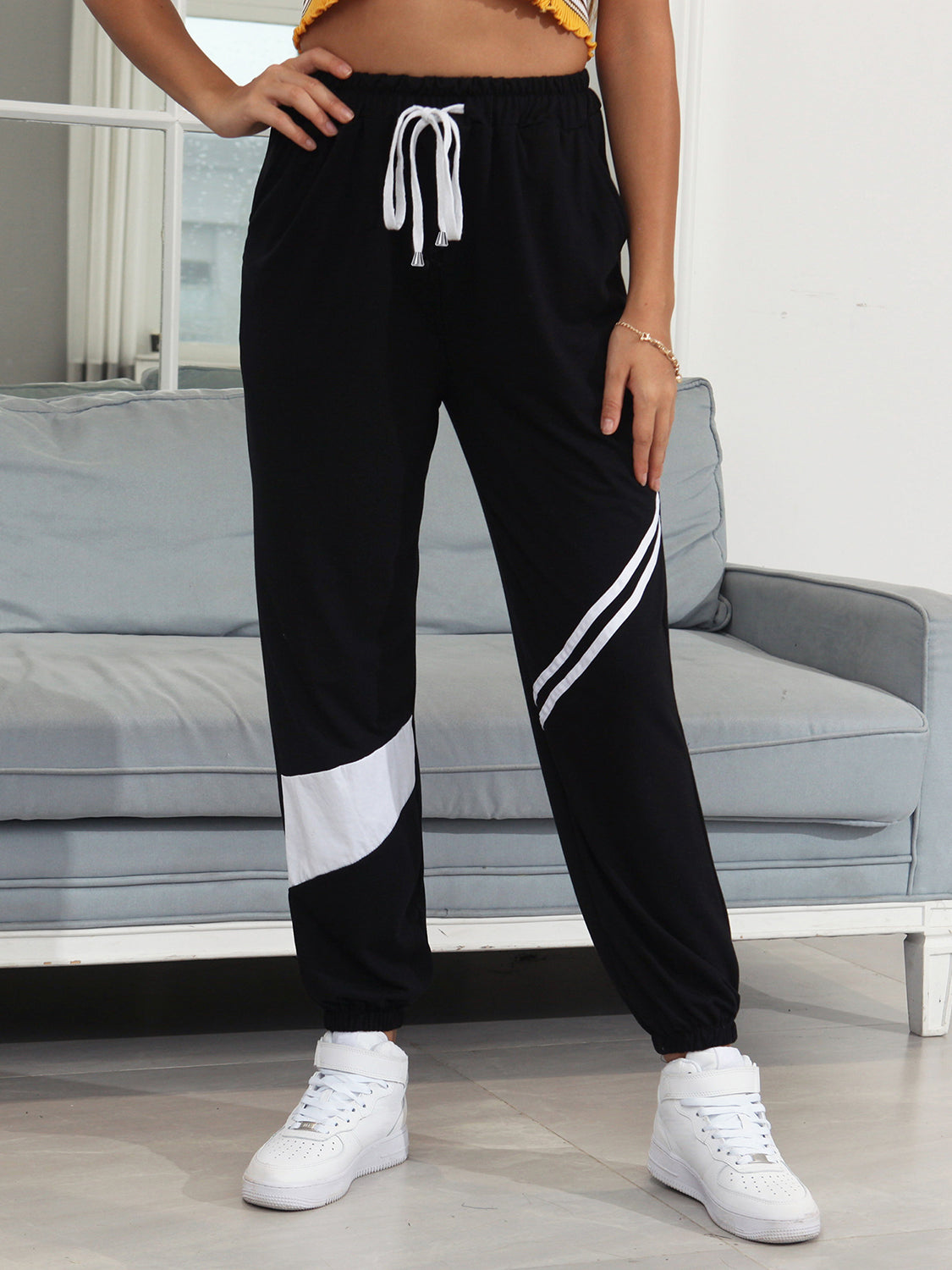 Drawstring contrast joggers with pockets, opaque.
