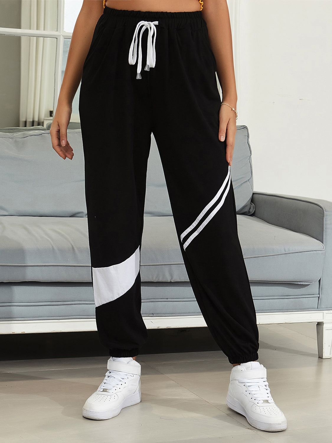 Drawstring contrast joggers with pockets, opaque.