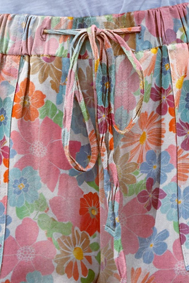 Drawstring printed shorts with pockets.