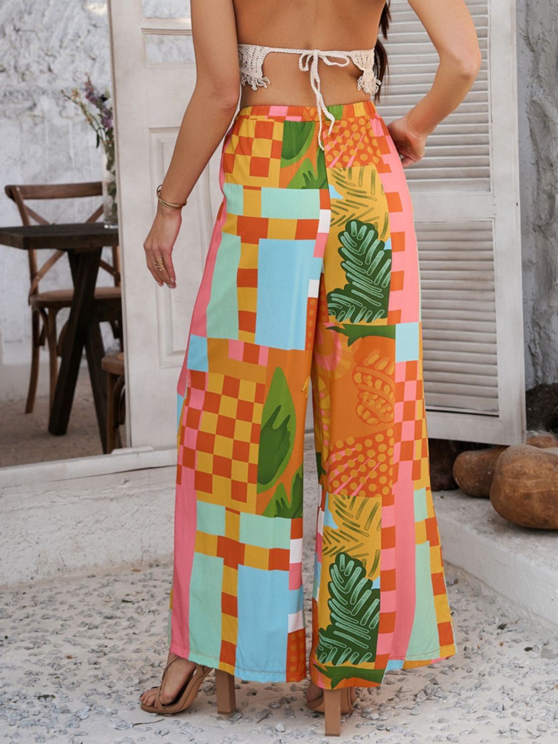 Drawstring printed wide leg pants with pockets, opaque.