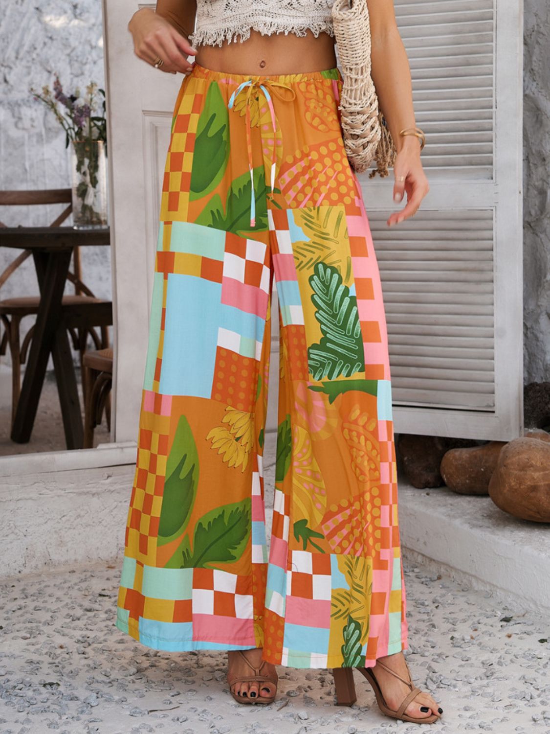 Drawstring printed wide leg pants with pockets, opaque.