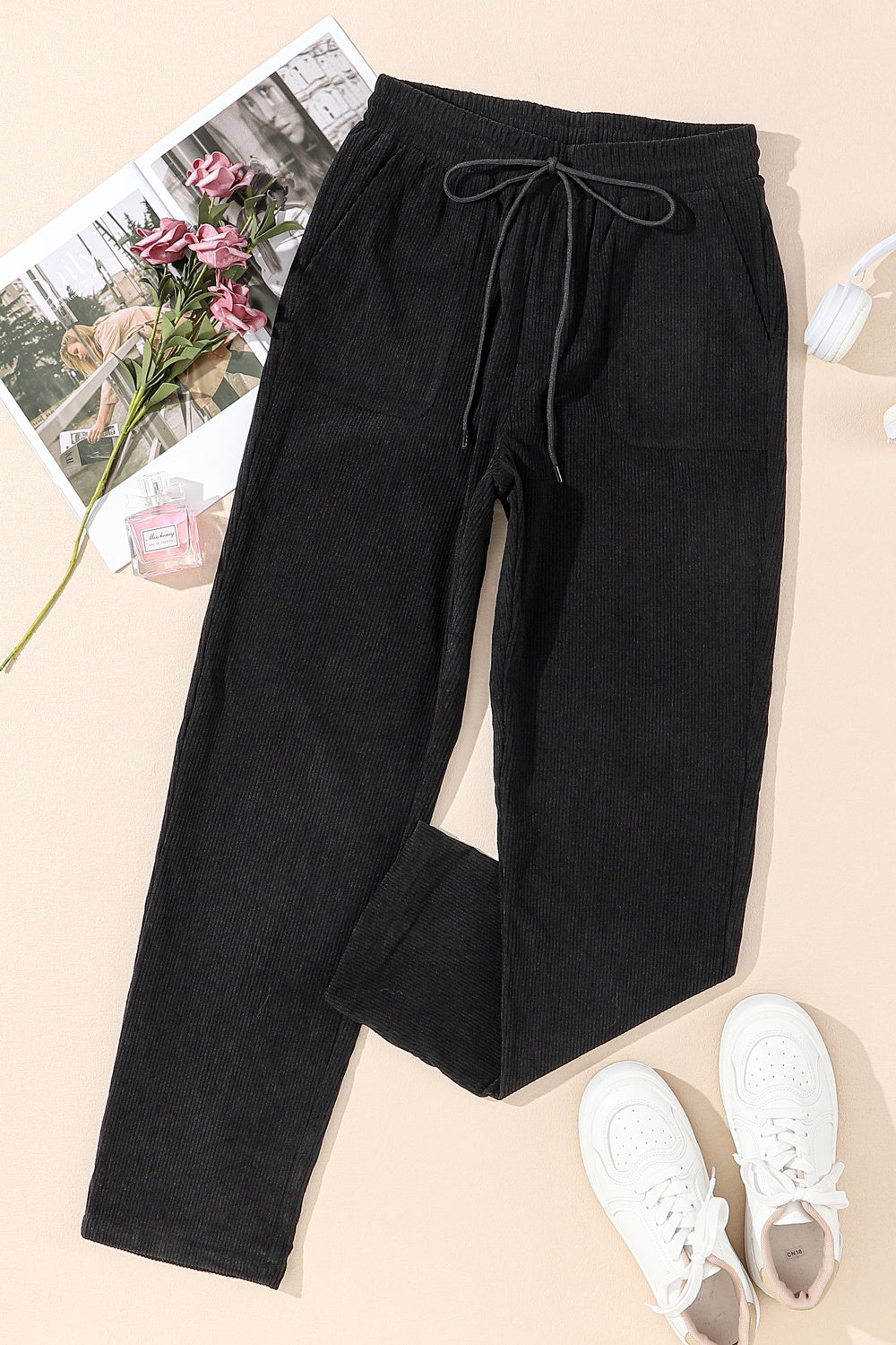 Drawstring straight pants with pockets, opaque.