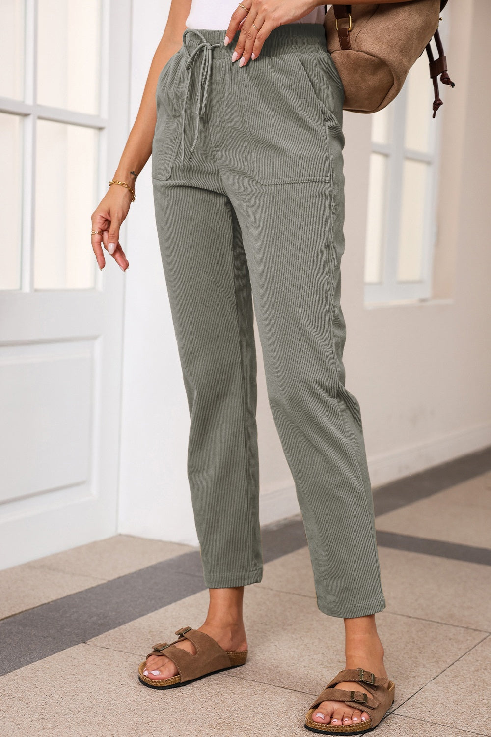 Drawstring straight pants with pockets, opaque.
