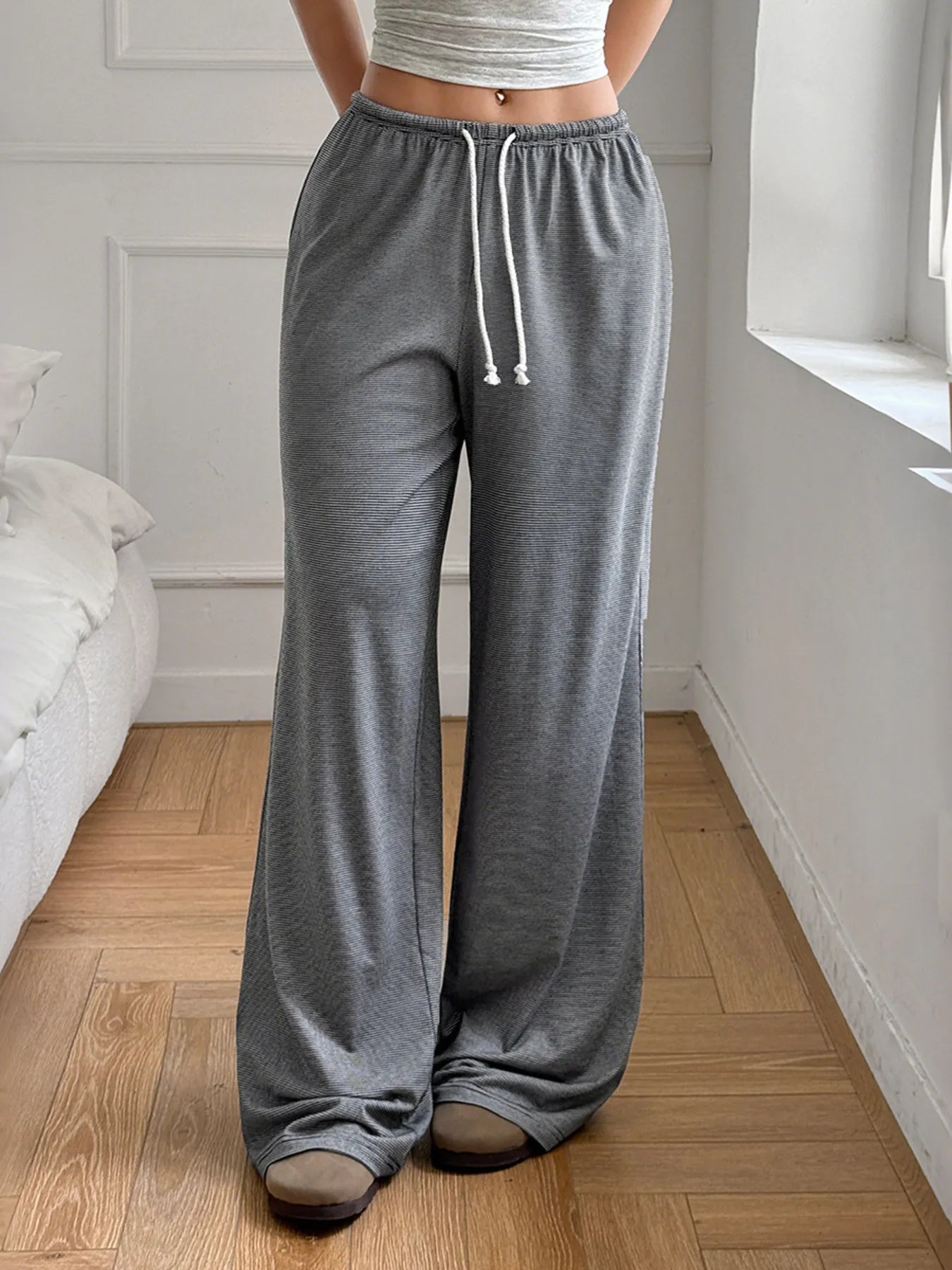 Drawstring wide leg pants.