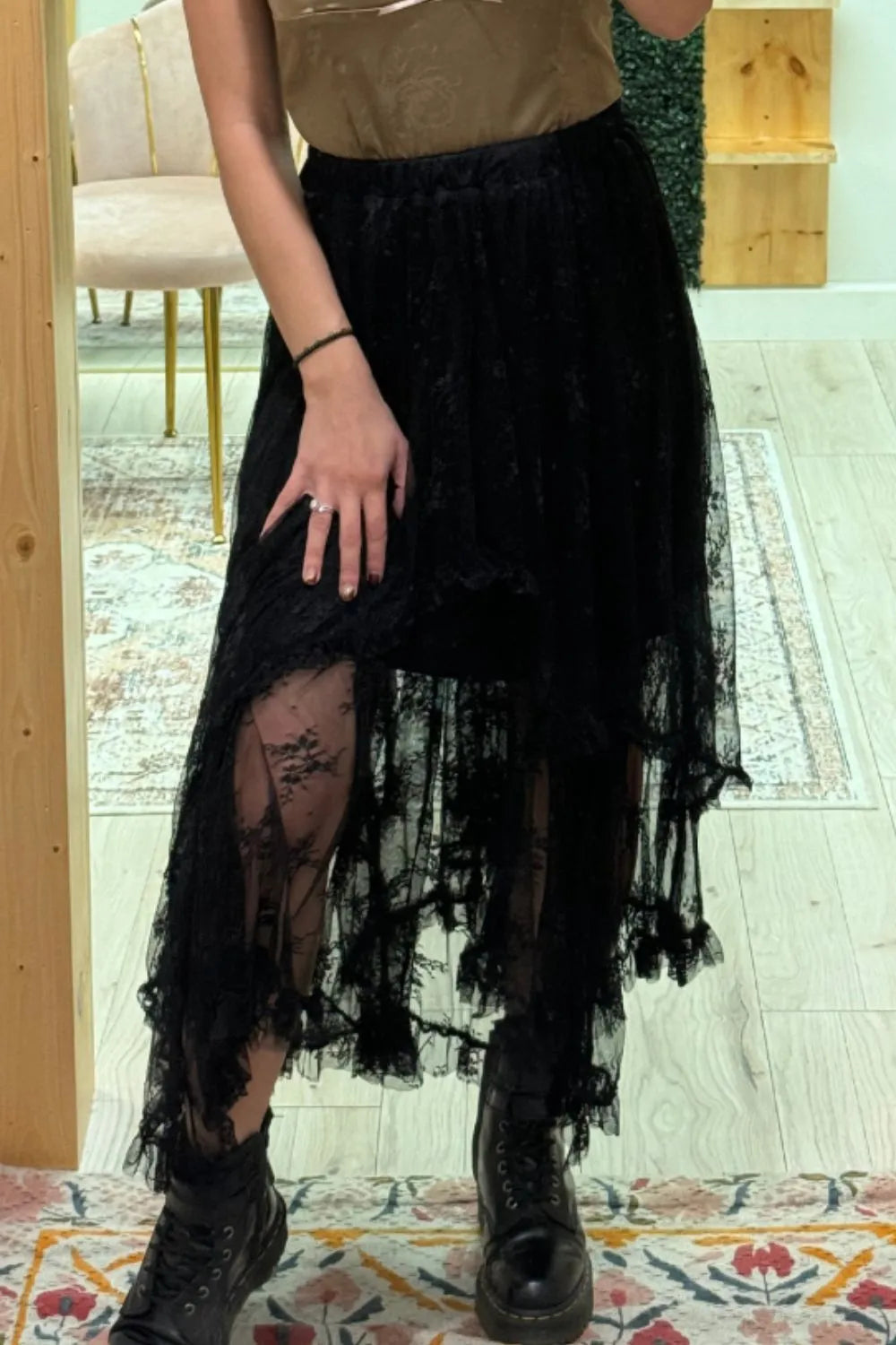 Elastic Waist Asymmetrical Lace Skirt.