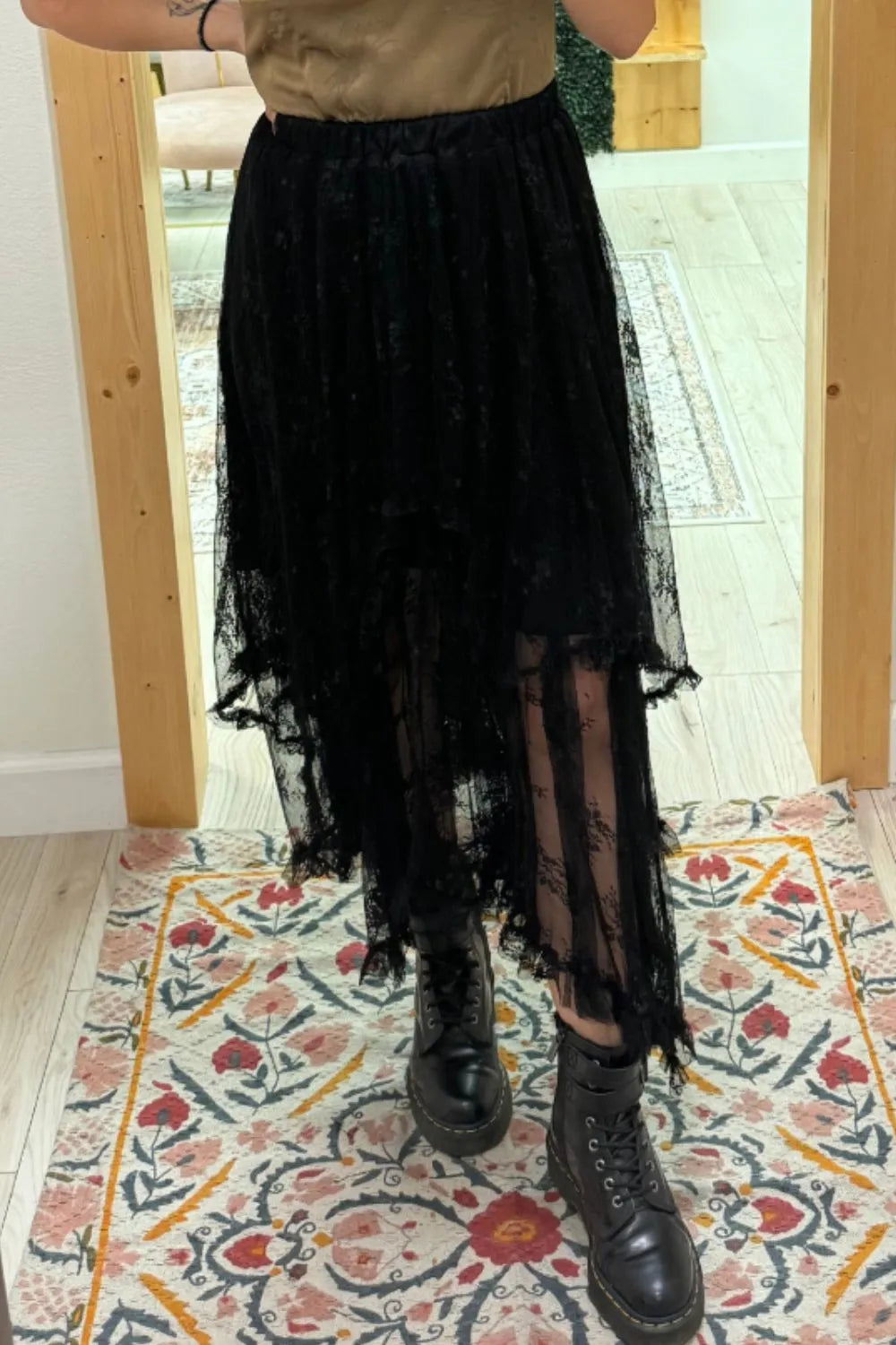 Elastic Waist Asymmetrical Lace Skirt.