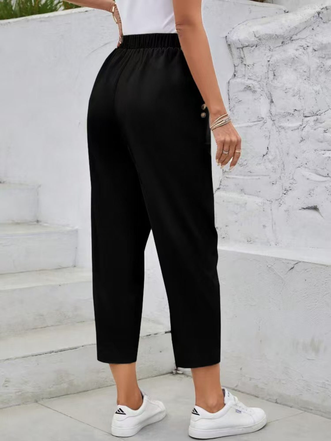 Elastic waist high rise pants with pockets, opaque.