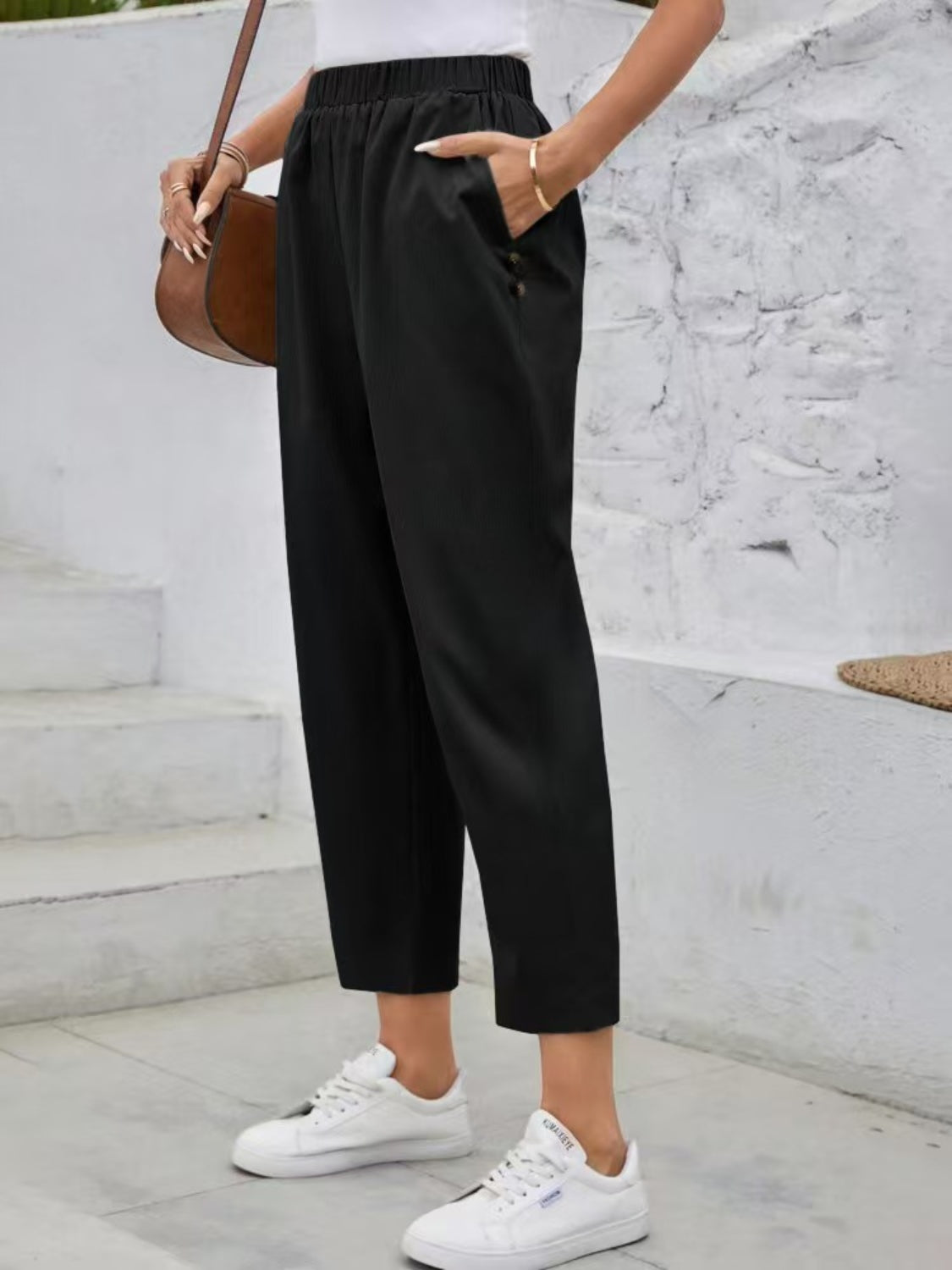 Elastic waist high rise pants with pockets, opaque.