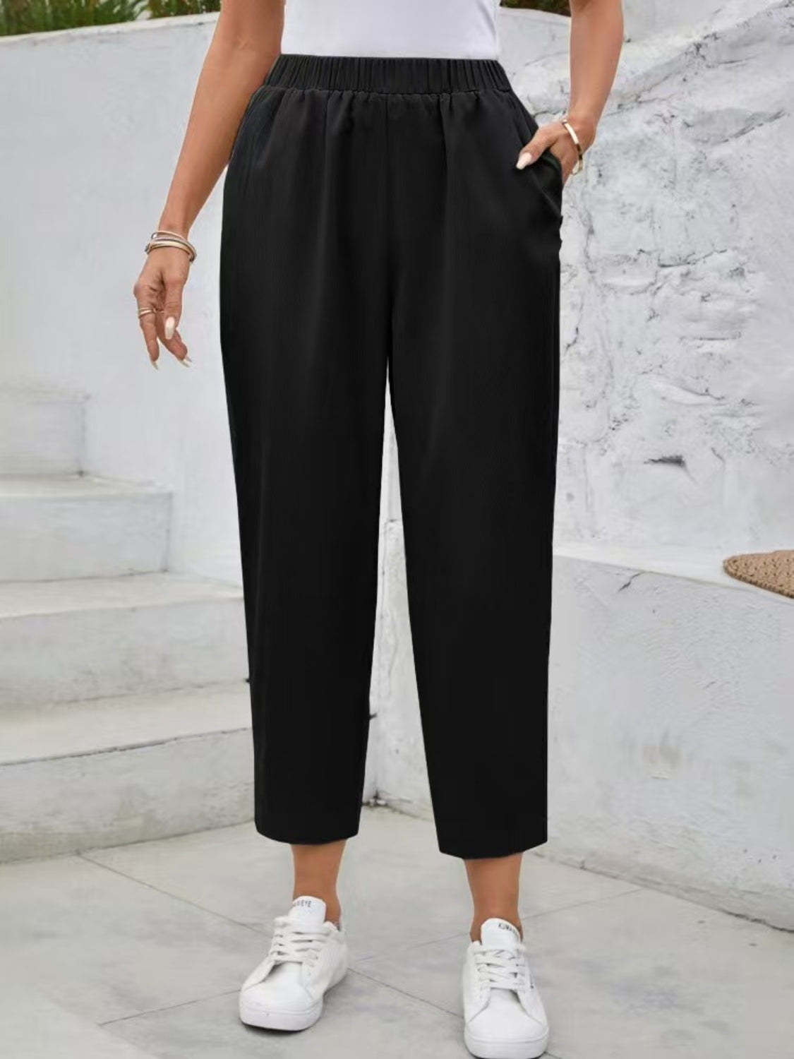 Elastic waist high rise pants with pockets, opaque.
