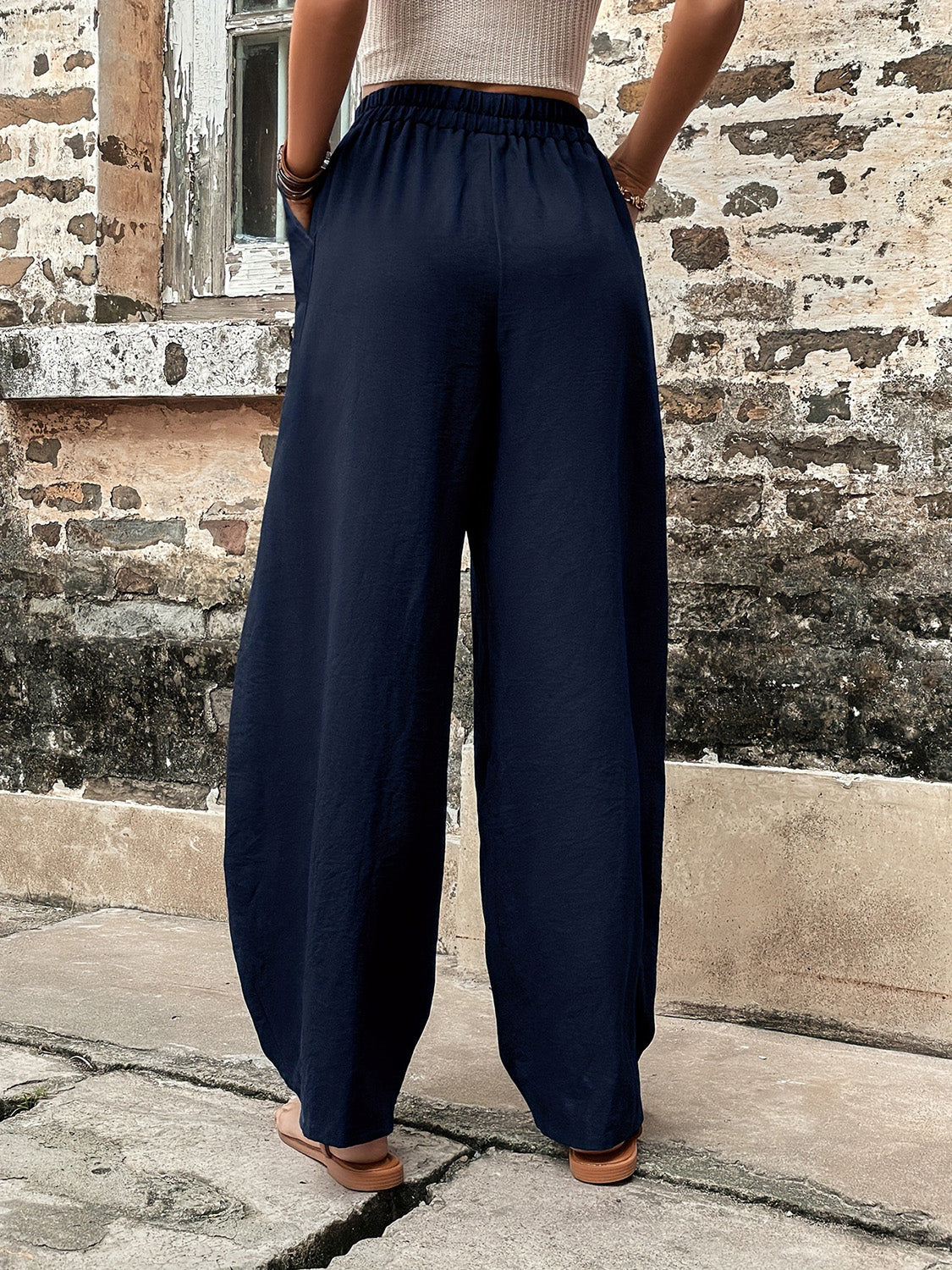 Elastic waist pants with pockets, opaque.